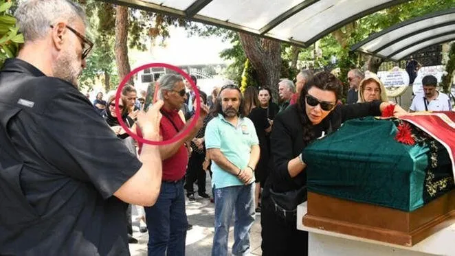 Enis Fosforoğlu’nun cenazesinde Hamdi Alkan ve Selen Görgüzel’den şok hareket