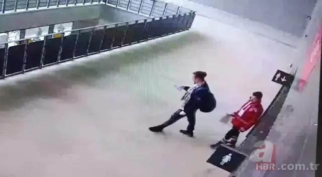 Göztepe - Altay maçı olaylar nedeniyle tatil edildi! İşaret fişeği ve sisin stadyuma sokulmasına dair görüntüler ortaya çıktı 8