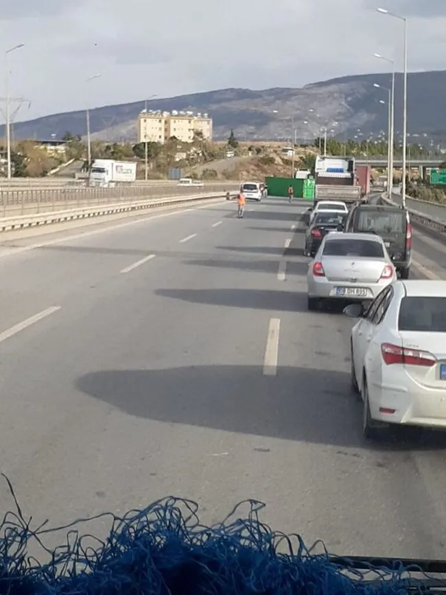 Hatay’da şiddetli fırtına! Konteynerler devrildi - 2