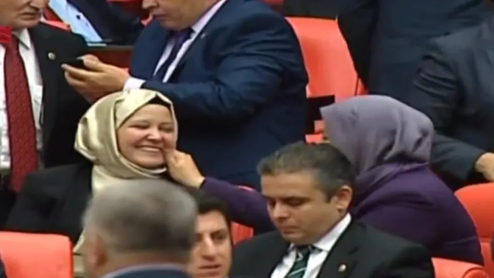 Meclis’te tarihi an! Başörtüsü Meclis’te özgürlüğe kavuştu | ANALİZ