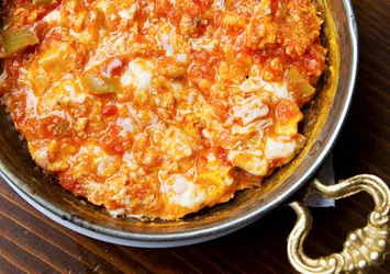 Soğanlı menemen, nasıl yapılır?