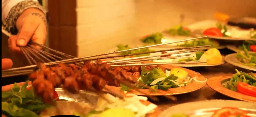 sanliurfa-kultur-yolunda-lezzet-noktalari-esnafi-costurdu-1777372487235.jpeg Şanlıurfa Kültür Yolu’nda lezzet noktaları esnafı coşturdu - 1