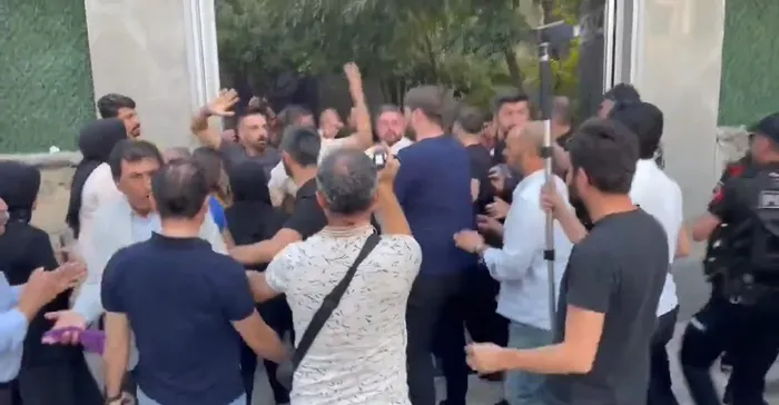 DEM Parti Van il binasında PKK lehine slogan atan kişilere müdahale