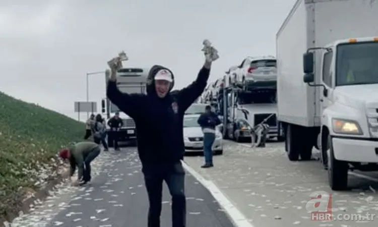 Yola saçılan paraları toplamak için birbirleriyle yarıştılar 7