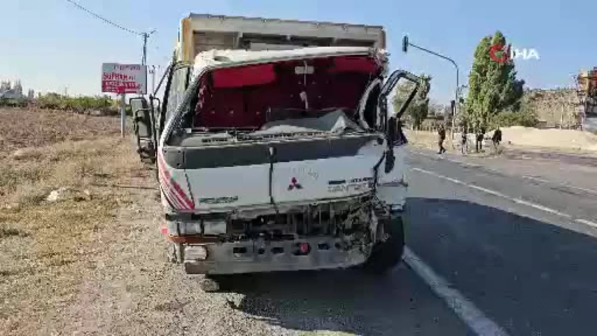 Bitlis’te kamyonet tırla çarpıştı: 2 yaralı