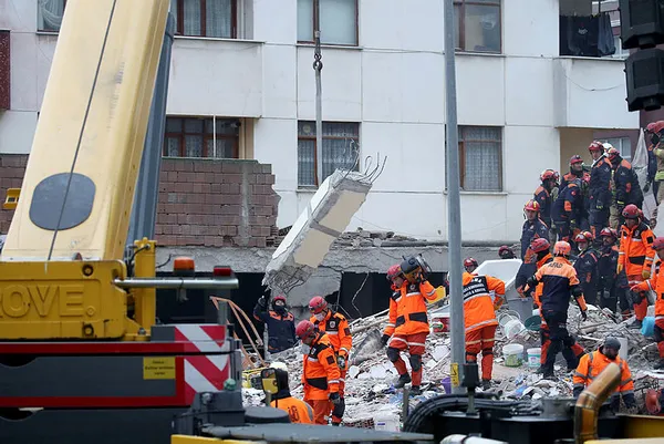 Son dakika: Kartal’da çöken binadan sevindiren haber! 5 yaşındaki Havva 19 saat sonra sağ kurtarıldı