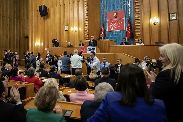 chpli-ozgur-ozelden-adaylik-icin-geri-vites-kilicdaroglu-ile-birlikte-secmenle-resmen-dalga-gectiler-1686930549905.jpg CHP’li Özgür Özel’den adaylık için geri vites - 1