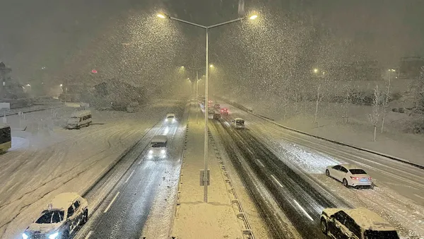 İstanbul’da kar esareti: Yollar trafiğe açıldı uçuşlar başladı! | Dakika dakika gelişmeler...