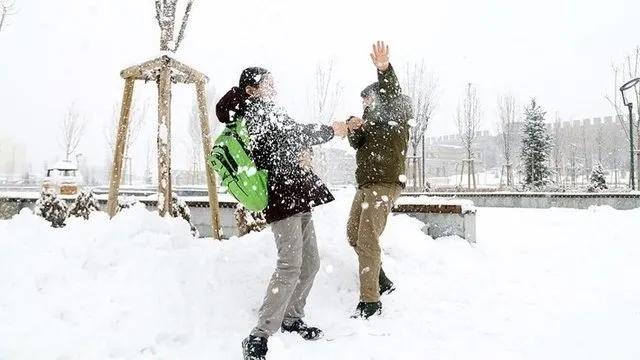 Konya’da yoğun kar hayatı olumsuz etkiledi! Trafik durdu okullar tatil edildi