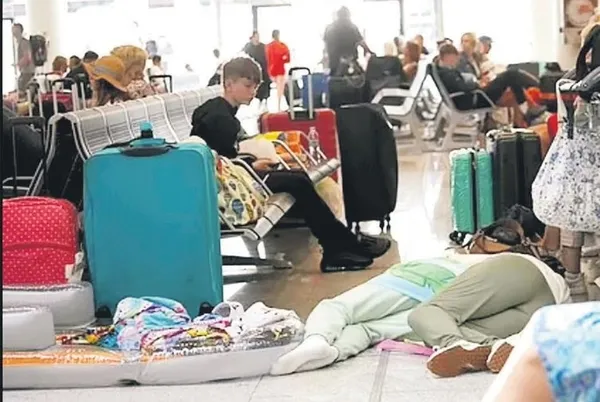 İngiltere'de havacılık krizi! 200 bin yolcu havalimanlarında bekliyor - 1