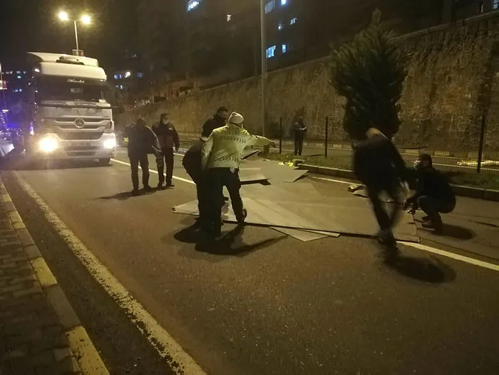 Son dakika: Zonguldak'ta korkutan kaza! TIR'ın dorsesindeki saclar yola savruldu - 3