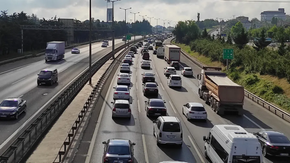 İstanbul'dan göç başladı! 9 günlük bayram nedeniyle trafik geceden başladı