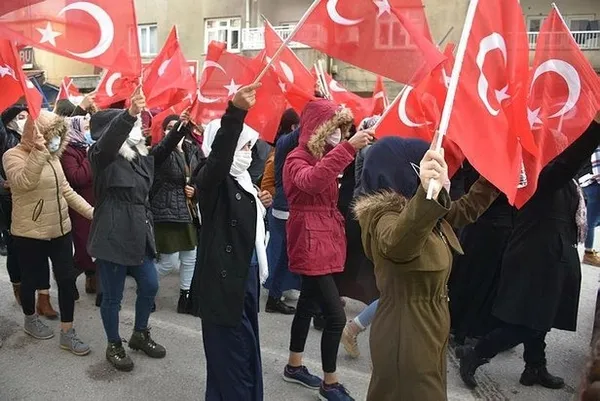 Şırnak’ta HDP’lilerden alçak saldırı: PKK’ya tepki için eylem yapan terör mağduru anneleri taşladı