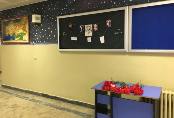 istiklal-caddesindeki-hain-saldirida-hayatini-kaybeden-yagmur-icin-okulunda-anma-toreni-arkadaslari-sirasina-c-1669023532906.jpg İstiklal Caddesi’ndeki hain saldırıda hayatını kaybeden Yağmur için okulunda anma töreni! Arkadaşları sırasına çiçekler bıraktı - 12