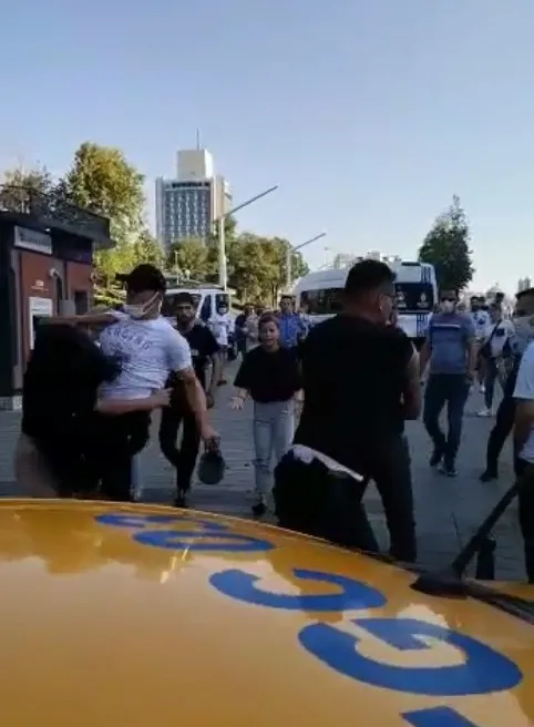 Taksim’de İBB zabıtasından tepki çeken müdahale! Tezgahtar kadına uçan tekme