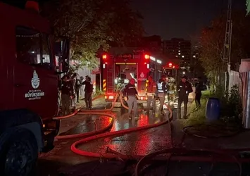 Küçükçekmece'de halı yıkama atölyesinde yangın! Elektrik kablolarında patlama yaşandı