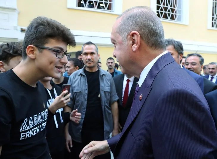 Başkan Erdoğan’ı Ziya Selçuk ile öğrenciler böyle karşıladı