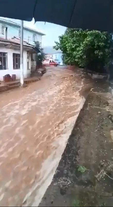 Son dakika: İzmir Ödemiş'i sağanak vurdu: Dere ve çaylar taştı! Araçlar sürüklendi - 5