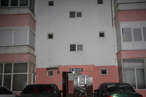1618294795959.jpg Sesini duyan herkesi cemaate davet etti! Apartmanda teravih namazı! Kapıları açık bırakıp... - 3
