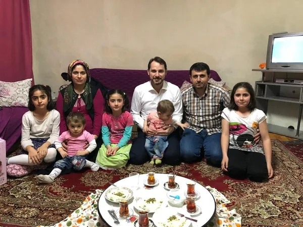 Bakan Berat Albayrak iftarda o ailenin misafiri oldu - 1