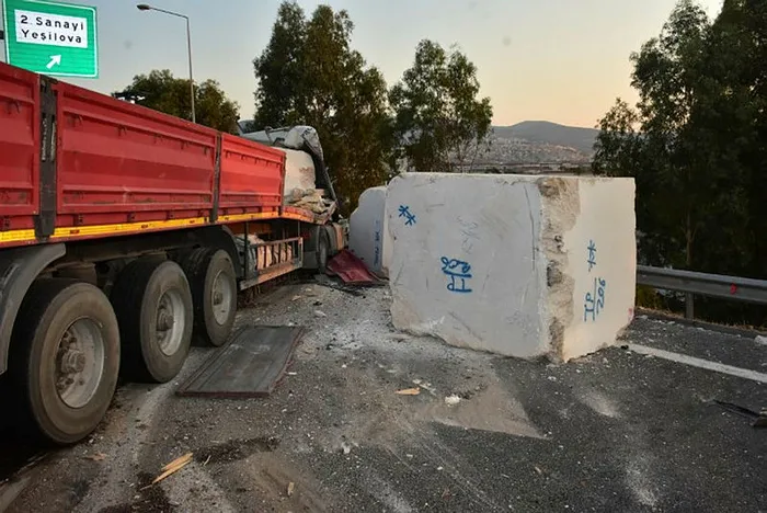 İzmir'de feci kaza! TIR emniyet şeridindeki TIR'a çarptı: 2'si ağır 3 yaralı - 4