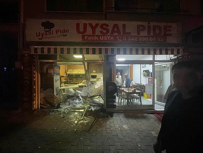 boluda-dehset-otomobille-pide-dukkanina-girdi-1688240070402.jpg Bolu'da dehşet! Otomobille pide dükkanına girdi - 1