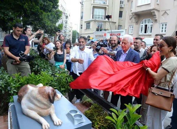 CHP'li belediyede köpek heykeli gururu! Milli Uzay Projesine bile dil uzatanlar halka böyle hizmet veriyor - 2