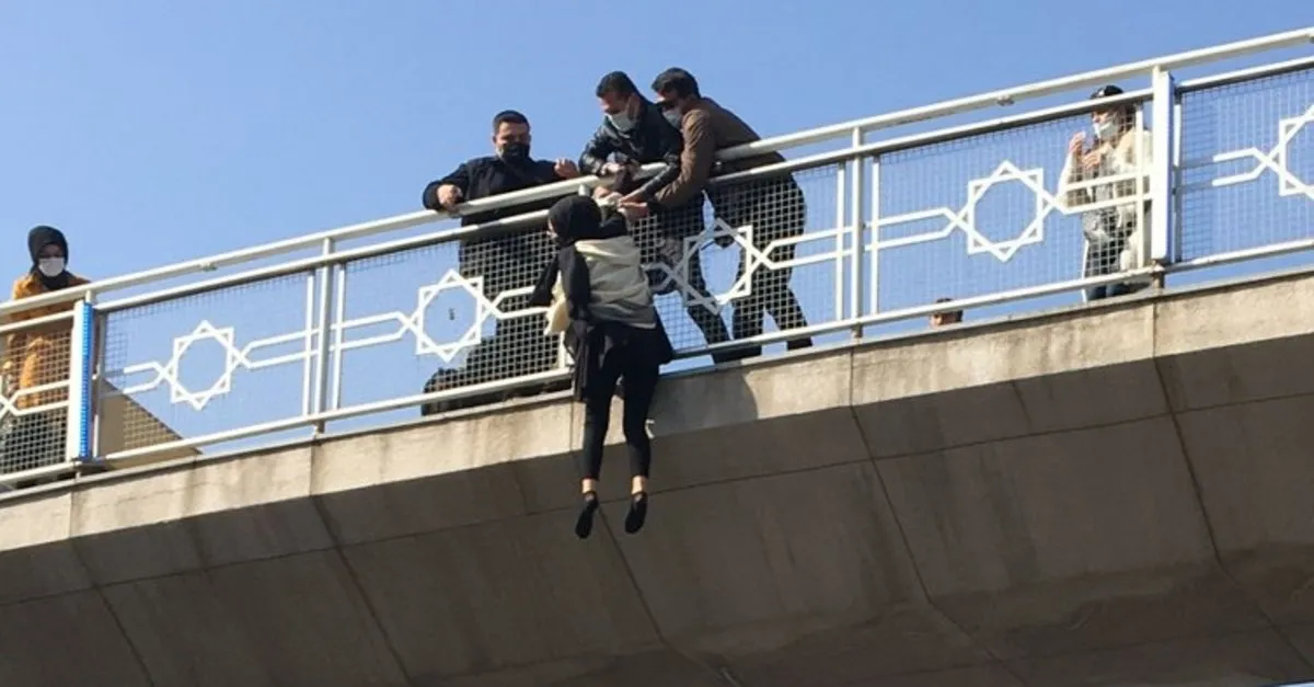 konya da ust gecitte intihar girisiminde bulunan genc kizi polis kurtardi