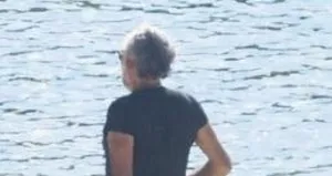 Sinan Çetin Bodrum’da çırılçıplak gezdi