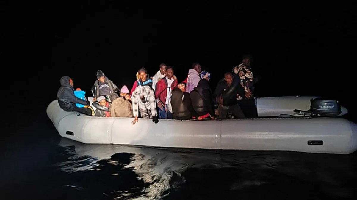 İzmir açıklarında 66 kaçak göçmen kurtarıldı