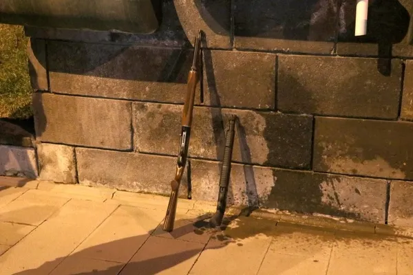 Uzun namlulu silahla mezarlıkta yakalandılar - 1