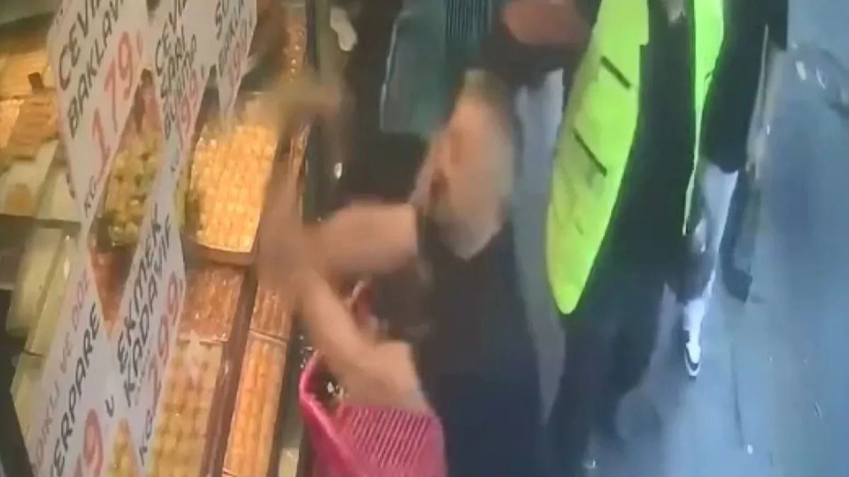 İş yerinin önündeki temizlik esnafı çileden çıkardı! Komşusuna çekiçle saldırdı