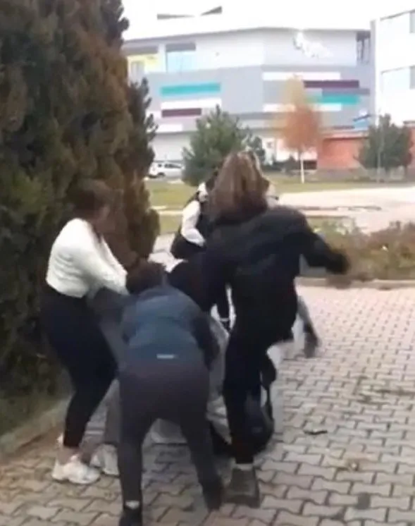 afyonkarahisarda-9-liseli-kiz-birbirine-girdi-o-anlar-saniye-saniye-kaydedildi-1639662546595.jpg