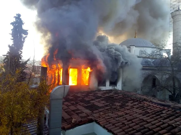 kusadasinda-tarihi-konak-alevlere-teslim-oldu-1639745502035.jpg Kuşadası’nda tarihi konak alevlere teslim oldu - 1