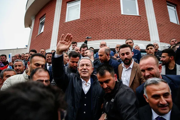 Türkiye'nin güvenliği onlara emanet! Bakan Akar halka tek tek anlattı: Teröristlerin sığınakları başlarına yıkıldı - 4