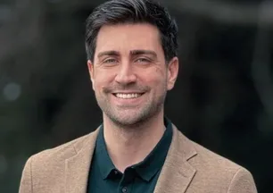 Çağlar Ertuğrul'un hayali gerçek oldu: Çocuklar için boğazın serin sularına daldı