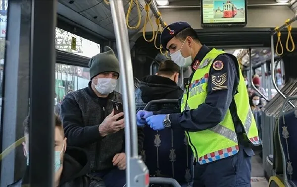Bilim Kurulu Üyesi Prof. Dr. Tevfik Özlü açıklanan son vaka sayıları sonrası uyardı 'Tehdit büyüyor her gün on binlerce kişi..." - 3