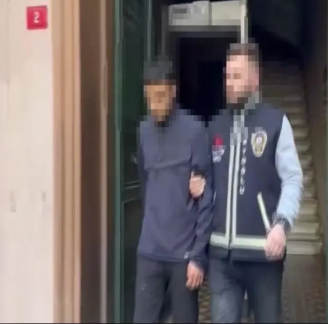 1713166600556.jpeg Yanlış adamı vurdu! Bayramda el öperken yakalandı | İstanbul'da film gibi olay anbean kamerada - 5