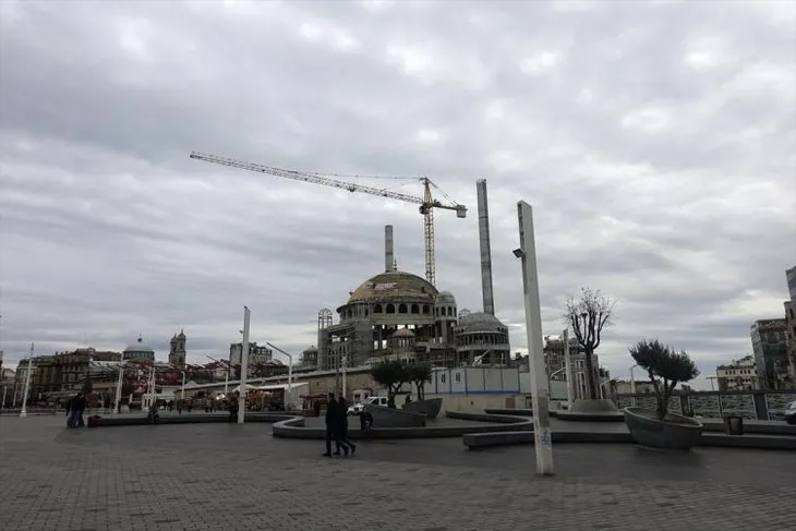 Taksim Camii minaresi külah bölümü yerleştirildi