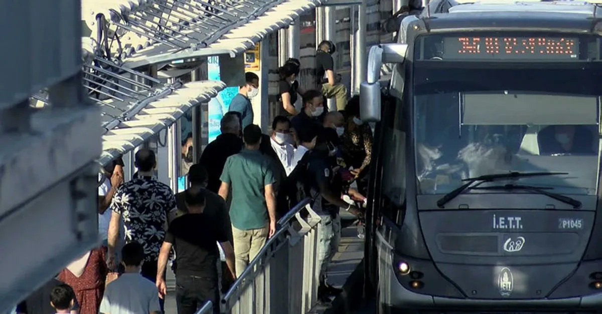 Metrobüs durağında korkutan yoğunluk