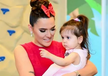 Demet Akalın'ın Hira 4 yaş sendromu yaşıyor