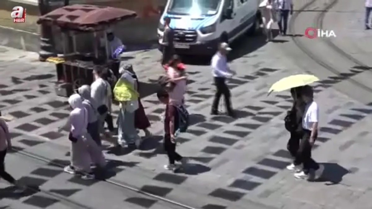 Taksim’de sıcaktan bunalanlar damacana ile serinlemeye çalıştı