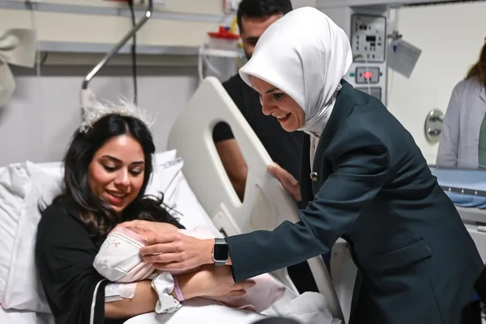 Bakan Mahinur Özdemir Göktaş, yeni yılın ilk bebeklerini ziyaret etti (AA)