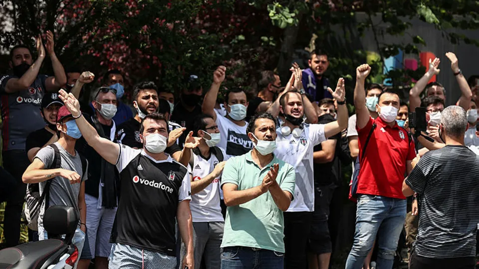 Beşiktaş'ta Sergen Yalçın depremi! Taraftar devreye girdi! Evinin önünde toplandılar
