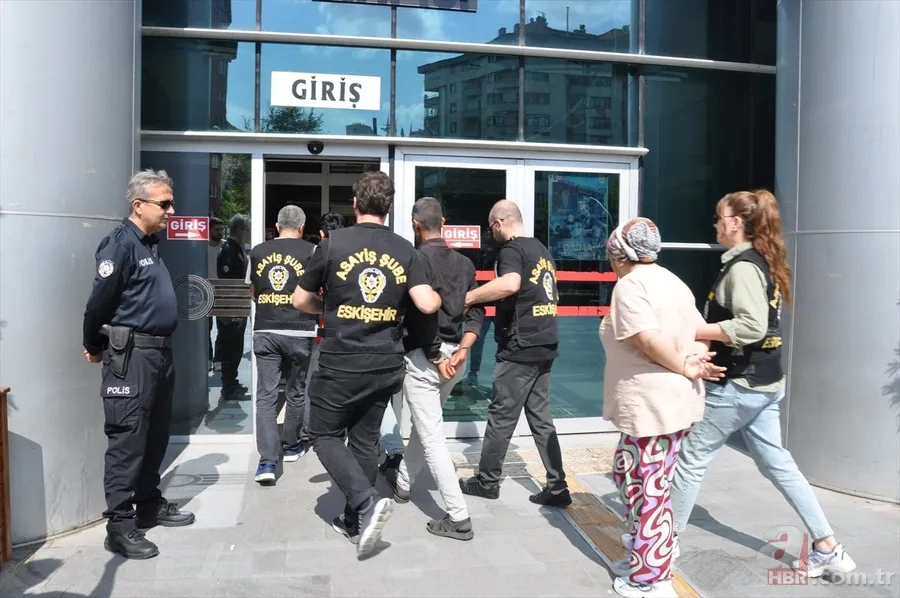 14 yaşındaki engelli kızı istismar etmişti! Esra Erol canlı yayınında gözaltına alınan Zahid, anne ve üvey baba tutuklandı 9