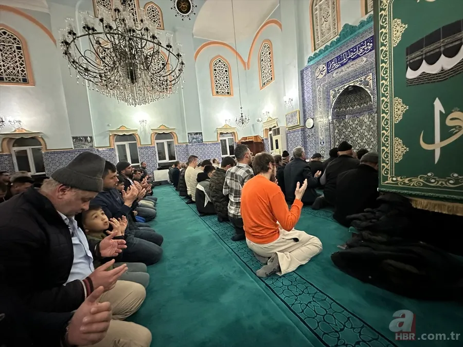 On bir ayın sultanı Ramazan başladı: İlk teravih namazında camiler dolup taştı! 13