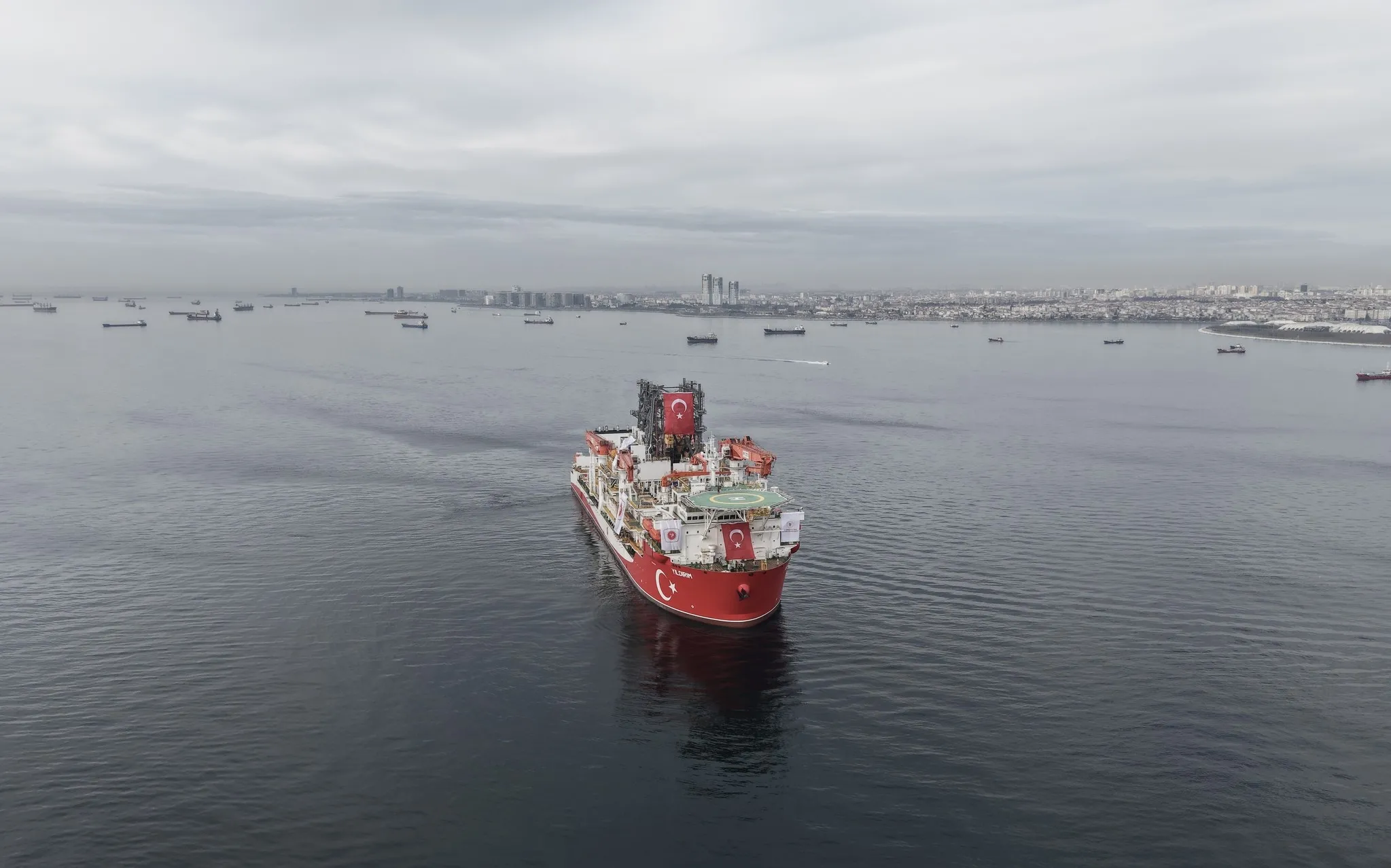Yıldırım Sondaj Gemisi Karadeniz yolcusu! İstanbul Boğazı’nda dev geçiş