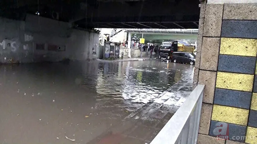 İstanbul'u sağanak vurdu! Yollar göle döndü, araçlar sulara gömüldü | Eminönü'nde dükkanları su bastı | Beykoz'da istinat duvarı çöktü 25