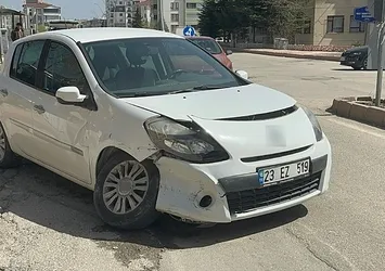 Elazığ'da 2 araç çarpıştı! 1 kişi yaralandı