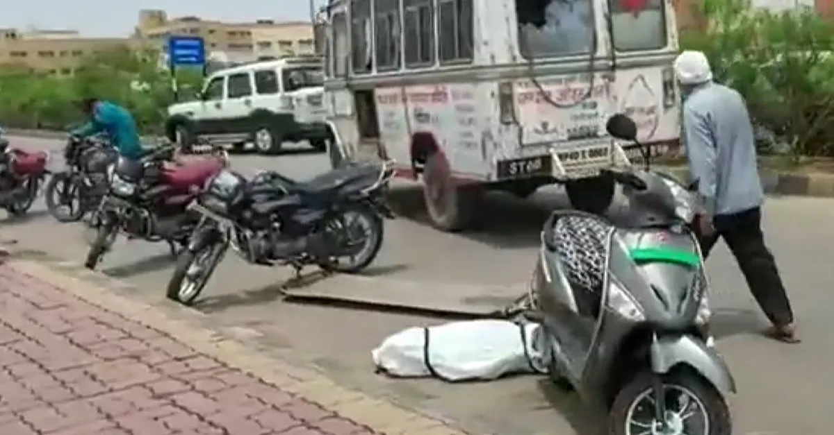 Korkunç anlar kamerada! Koronavirüsten ölen kişinin cesedi ambulanstan düştü